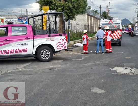 Muere un hombre a balazos; mujer policía se debate entre la vida y la muerte, por ataque en Apetatitlán