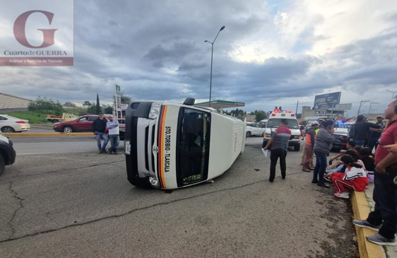 Diez lesionados por volcadura de colectiva tras ser impactada por camioneta,  en Acuitlapilco, Tlaxcala