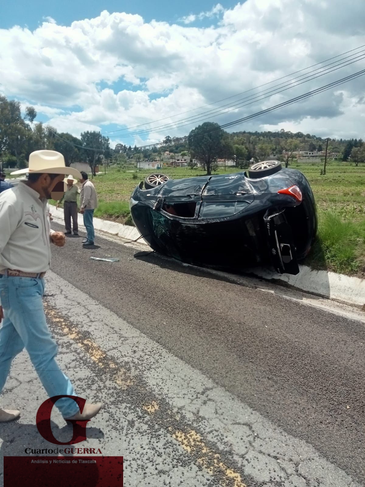 Vuelcan automóviles sobre la San Andrés-Tzompantepec; se reportaron dos lesionados