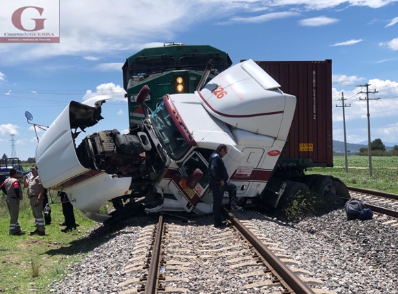 Tren arrolla a un tráiler tras intentar ganarle el paso en Huamantla