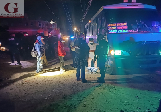Balean a pasajero en asalto a minibús en Mazatecochco