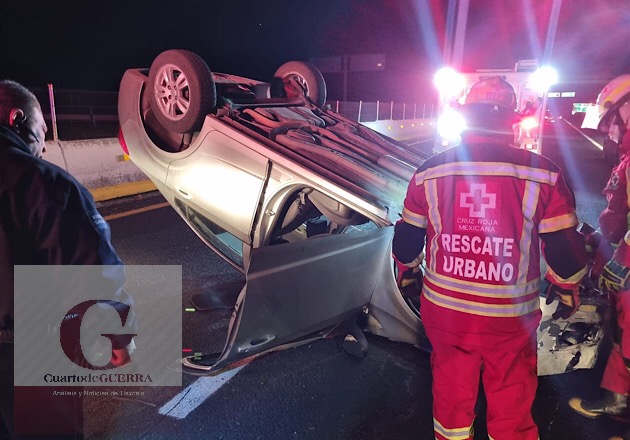 Ebrio conductor vuelca en el Periférico Tlaxcala y resulta lesionado