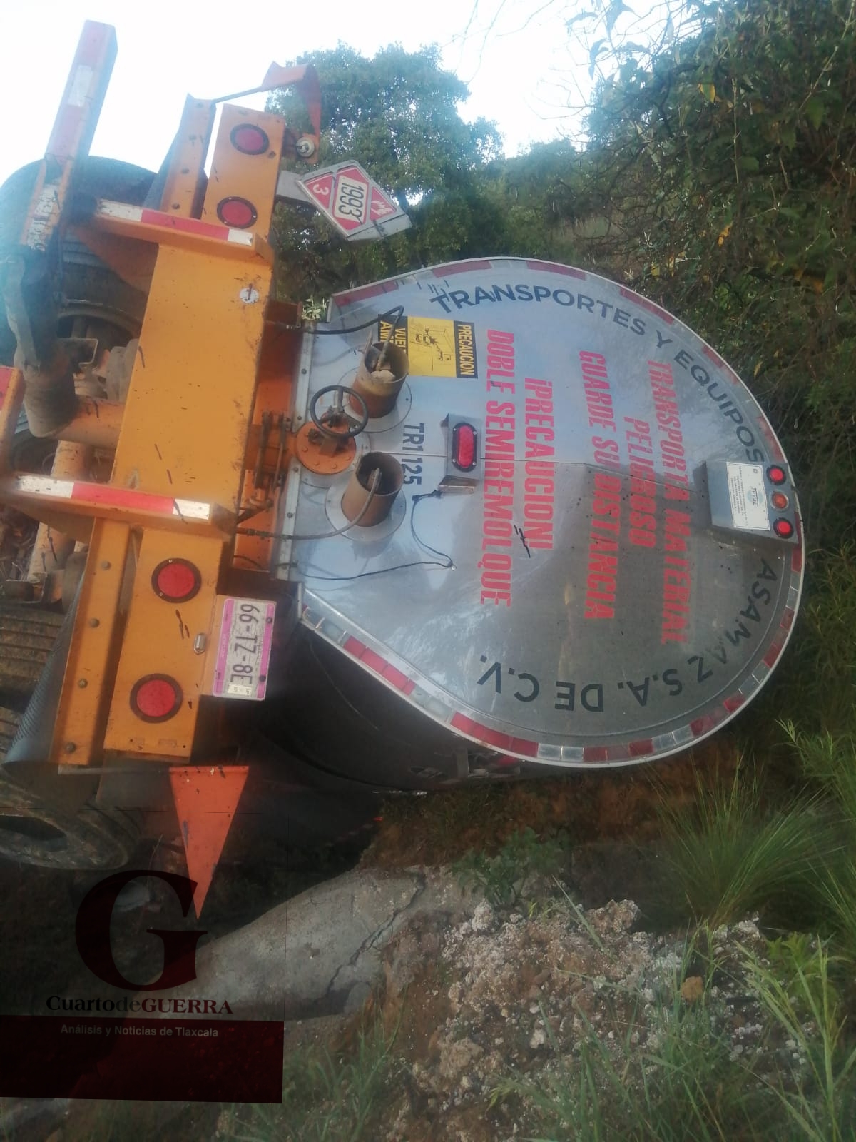 Vuelca pipa cargada de fueloil, en el Arco Norte; sólo hubo daños materiales