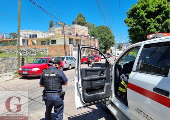 Personal del Rescate Urbano de la Cruz Roja auxilia a mujer que sufrió caída en la azotea de su casa