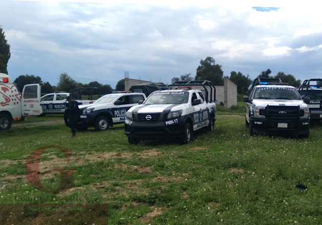 Sujetos golpean y quitan armas a policías municipales de Nativitas, tras acudir a atender una riña