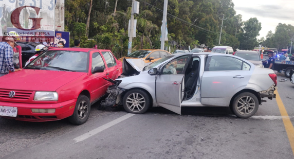 Tras huir de la policía, conductora provoca choque múltiple, en Tlaxcala