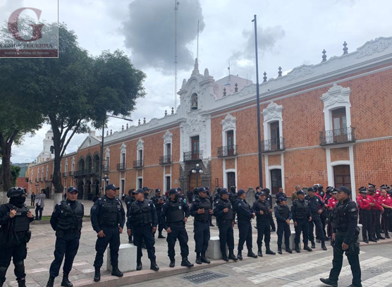 Mantienen vecinos de Tlaxcala rechazo al Auto tren; policía intenta frenar marcha pacífica