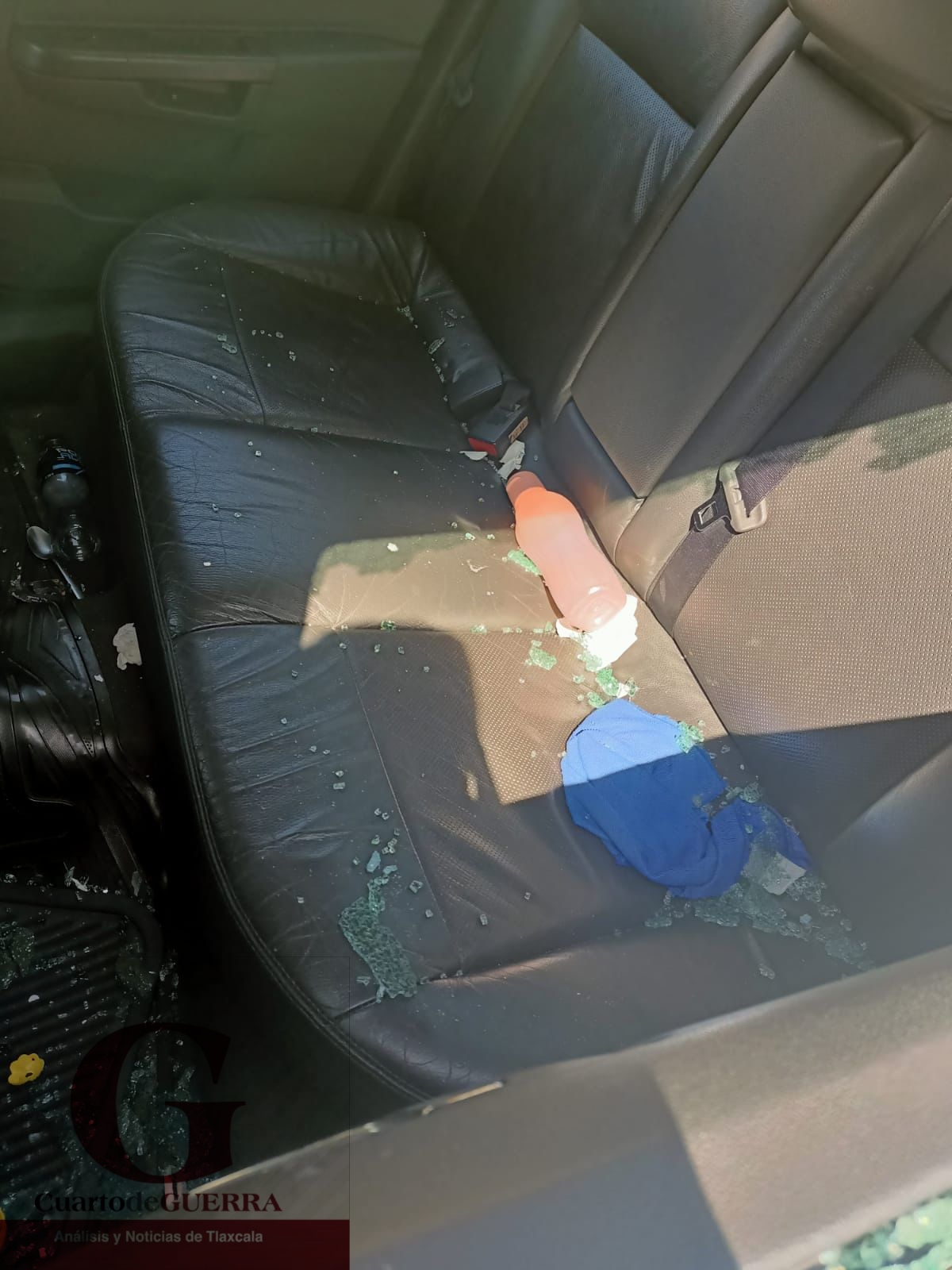Dan ‘cristalazo’ a dos vehículos de maestros para robarles, en Huamantla