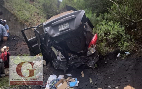 Familia se accidenta y cae a un barranco, en la Tlaxco-Tejocotal