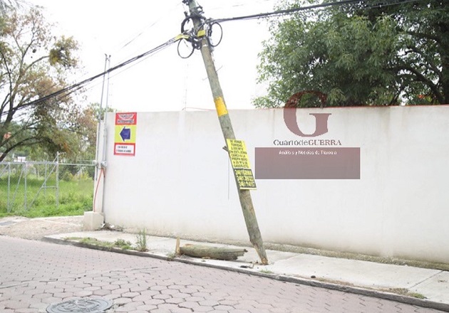 Poste telefónico, a punto de caer, en Los Volcanes, Tlaxcala