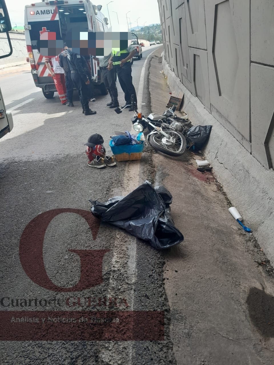 Taquero a bordo de su motocicleta sufre aparatoso accidente, en la Apizaco-Tlaxcala