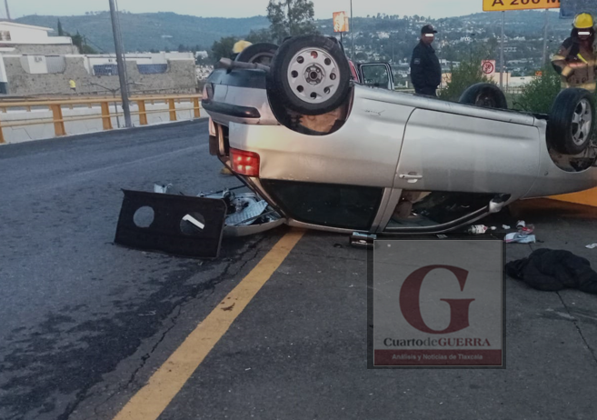Enfiestados vuelcan a bordo de su automóvil,  en Apetatitlán