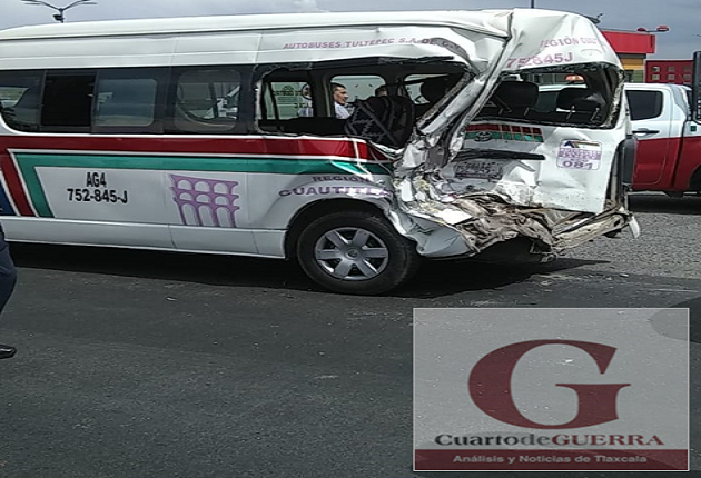 Impacta camioneta contra colectiva en Huamantla