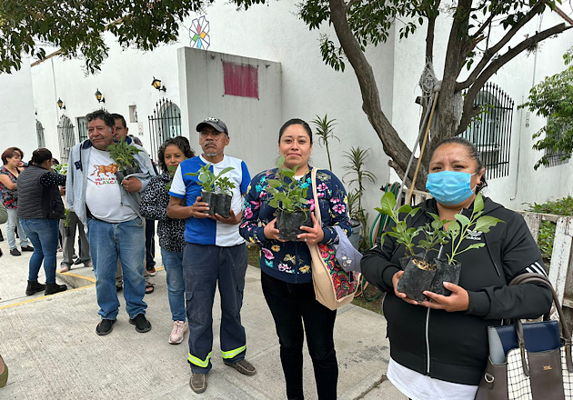 Realiza la Coordinación de Agricultura exitosa entrega de Dalias a más de 600 huamantlecos