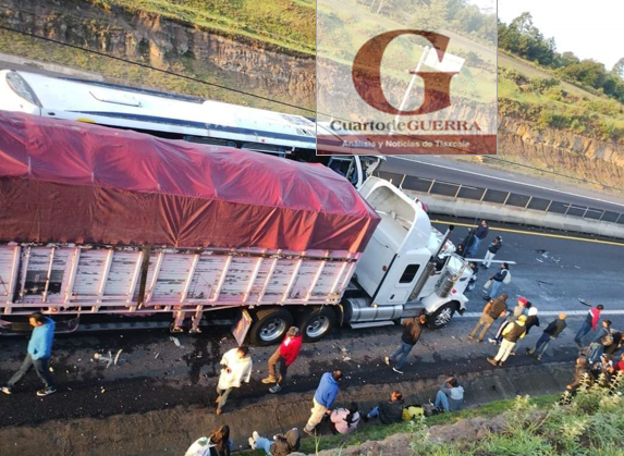 Al menos diez lesionados por choque de autobús contra tráiler, en Calpulalpan