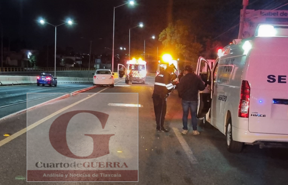 Familia de Huauchinango sufre accidente automovilístico, en Apetatitlán; muere la mamá