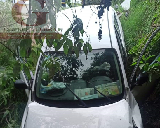 En Calpulalpan, automóvil cae a una barranca; tripulantes resultan lesionados