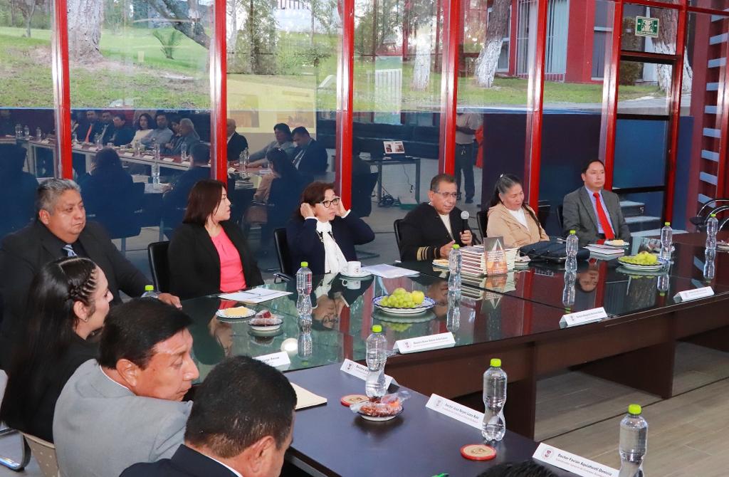Presenta Rector de la UATx libro sobre la revitalización de su modelo educativo