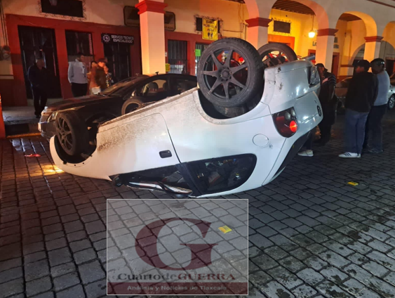 En pleno parque de Calpulalpan, ebrios jovencitos vuelcan su automóvil