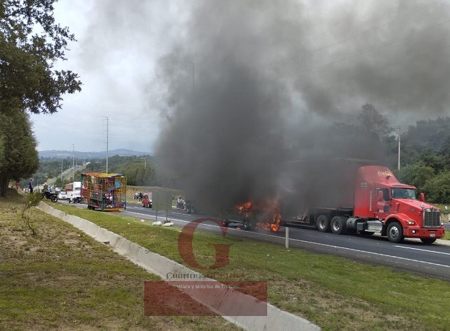 Se consume en llamas camioneta, en el Libramiento Apizaco-Huamantla