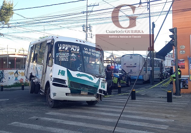 Cuatro heridos por choque en Puebla de dos unidades del transporte público