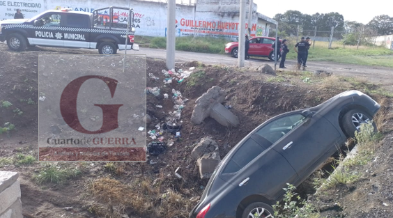 Automóvil cae a pequeña barranquilla, en San Pablo del Monte