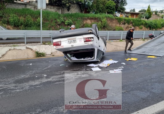 Vuelca auto de empresa refresquera, en la Apizaco-Tlaxcala