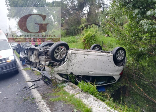 Trabajador de IMSS Bienestar casi cae a barranco cuando manejaba su automóvil, en Santa Cruz Tlaxcala
