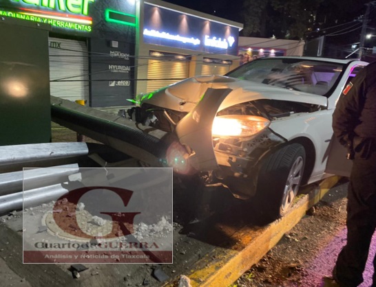 Se lesiona automovilista al chocar contra poste de luz en Ixtulco, Tlaxcala