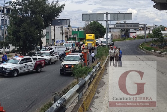 Vuelca pipa en lateral de autopista México-Puebla