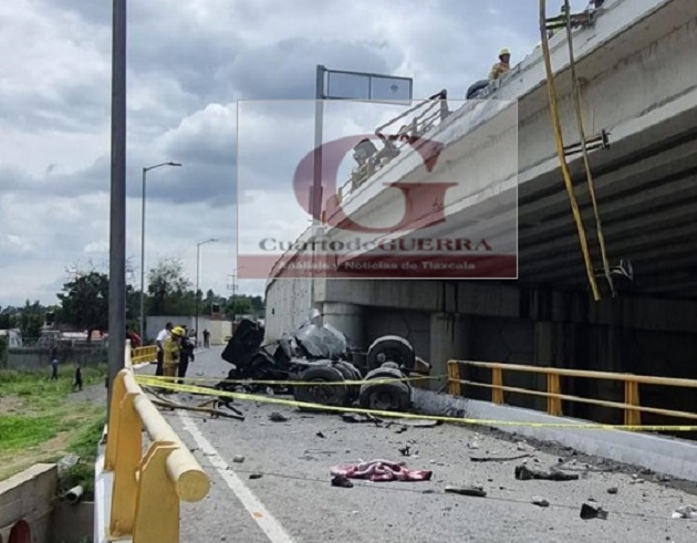 Muere conductor de tráiler tras volcar y caer de puente del Distribuidor Vial 'El Molinito', en Apetatitlán