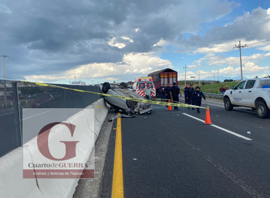 Mujer sufre amputación de un brazo al volcar en su automóvil, en Huamantla
