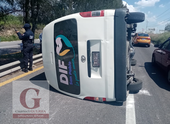 Al menos siete lesionados por volcadura de camioneta adscrita al DIF de San Pablo del Monte, en la Vía Corta