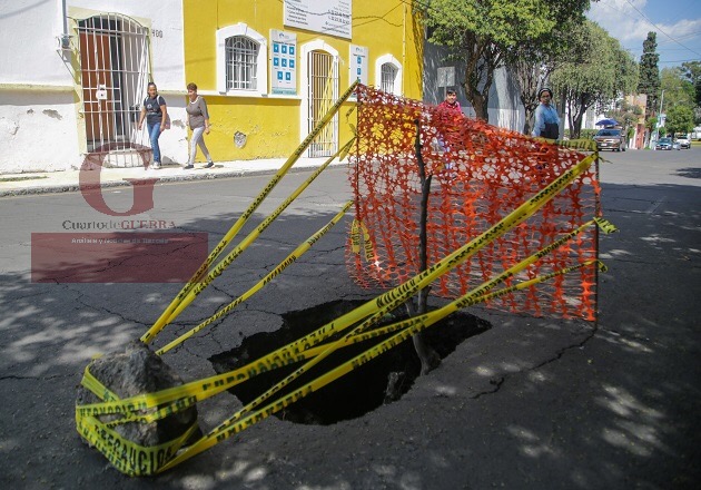 Socavón en calle del Centro Histórico de Puebla