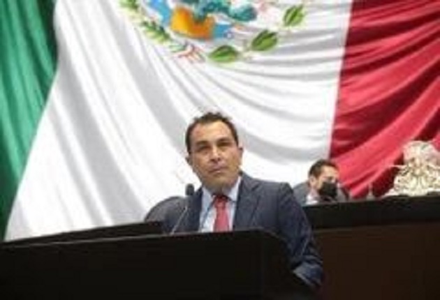 Privatizar servicios médicos de trabajadores en Tlaxcala viola contrato colectivo: Diputado Mariano González