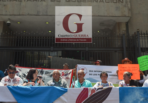Protesta por parte de indígenas frente a la Secretaría de Gobernación