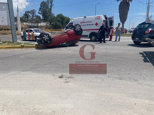 Enfermera sufre volcadura en el Puente Hospitales, en Apetatitlán