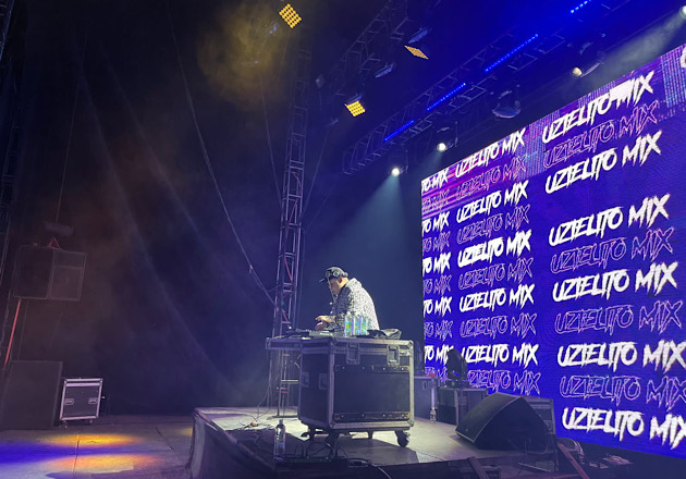 Uzielito Mix prende a los huamantlecos con ritmo de reggaeton en el Foro del Artista