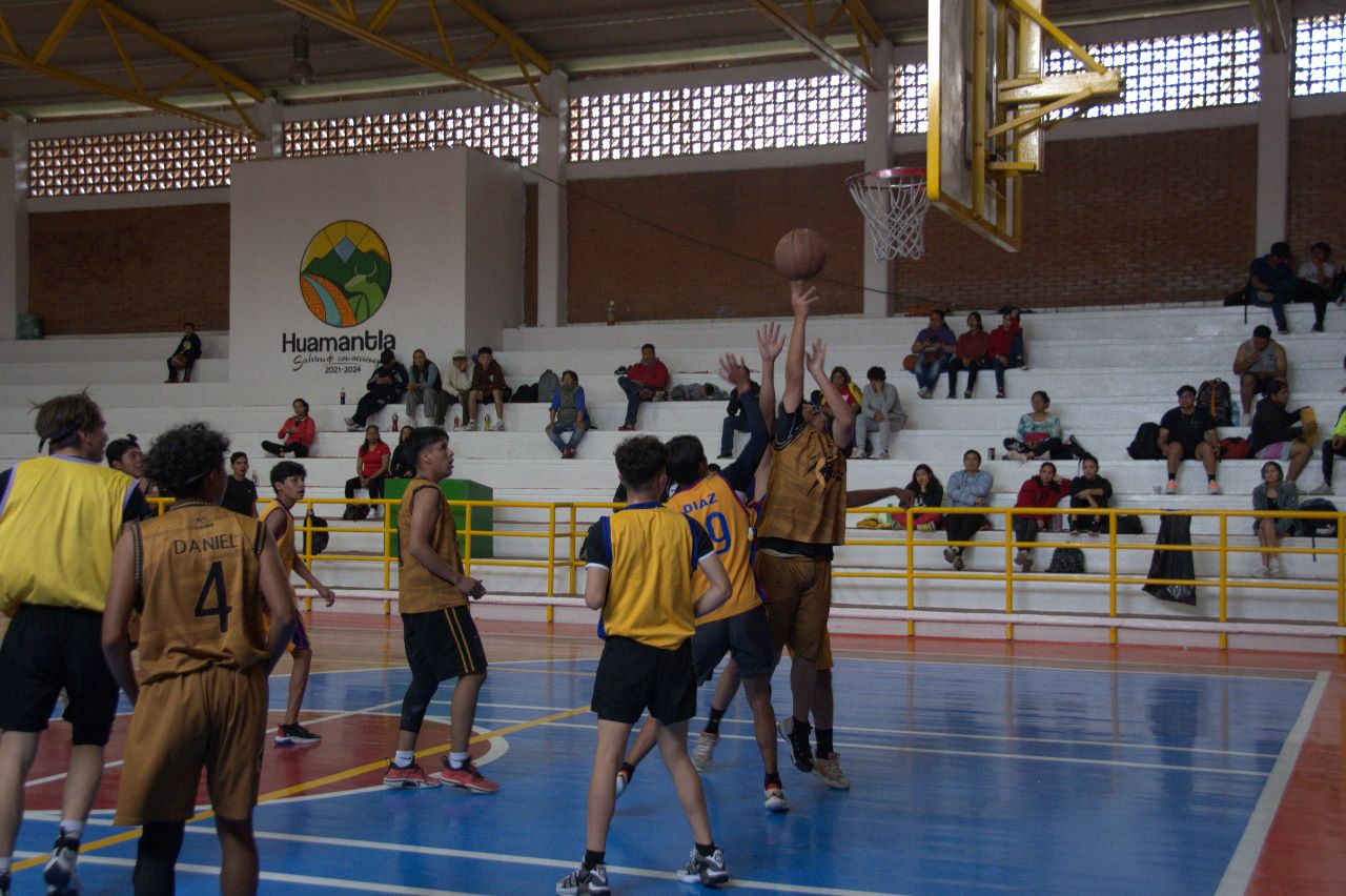 Participan más de 60 equipos en el torneo de basquetbol ‘48 horas jugando día y noche’ en Huamantla