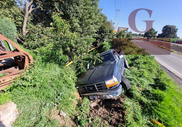 Se salvan de caer a barranco tras falla mecánica de su camioneta, en límites de Acuamanala y Teolocholco
