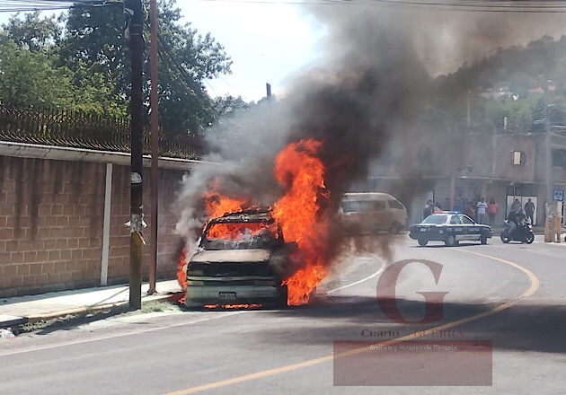 Se incendia camioneta, en la Tlaxcala-Texmelucan