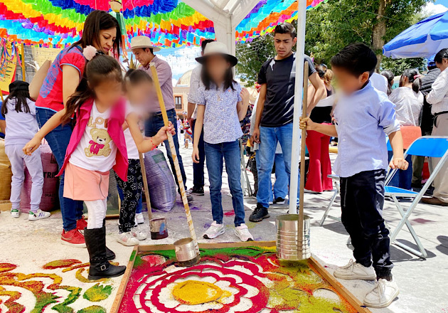 Niñas y niños celebran con entusiasmo el Día del Alfombrista en Huamantla