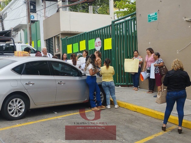 Por segundo día paran labores trabajadores de la Fiscalía de Guerrero