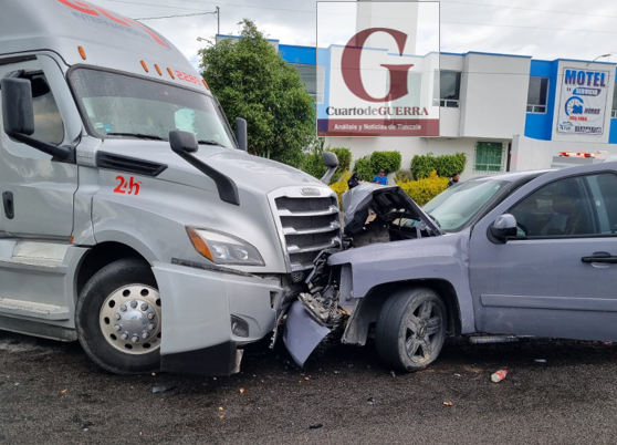 Dos lesionados deja choque de camioneta contra tráiler, en Xiloxoxtla