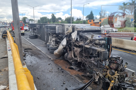 Tráiler vuelca sobre la Apizaco-Tlaxcala; sufre conato de incendio