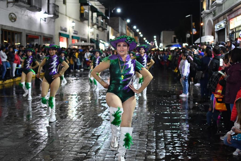 Enciende la fiesta el desfile de burladeros previo a la tradicional Huamantlada