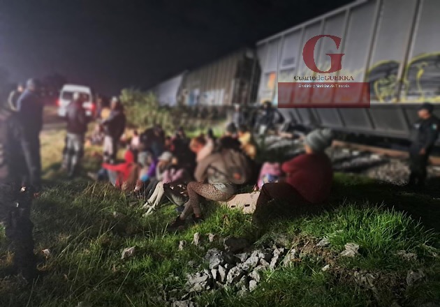 A bordo de un tren de carga, detectan corporaciones de seguridad a migrantes centroamericanos, en Xaloztoc