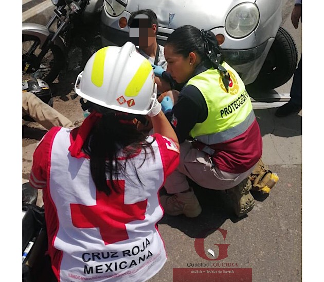 Falla mecánica provoca que automóvil embista a motociclistas en Apetatitlán