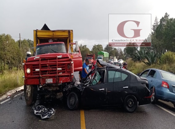Tres personas mueren en fuerte choque, en Tlaxco
