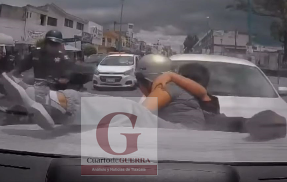 Atiende Policía Municipal y Servicios Médicos hecho de tránsito en calle Iturbide de Chiautempan